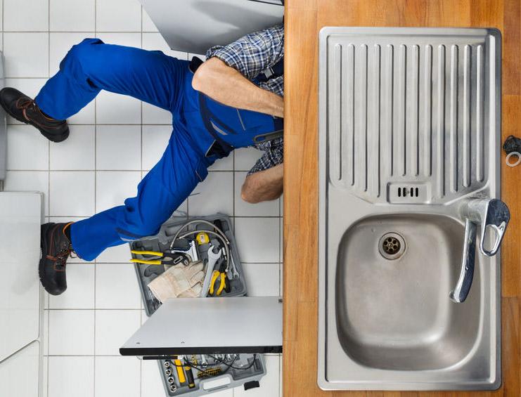 Rohrreinigung Berlin - Klempner bei der Arbeit an einer verstopften Küchenspüle