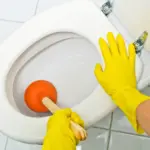 Toilette verstopft Pömpel benutzen und Handschuhe anziehen